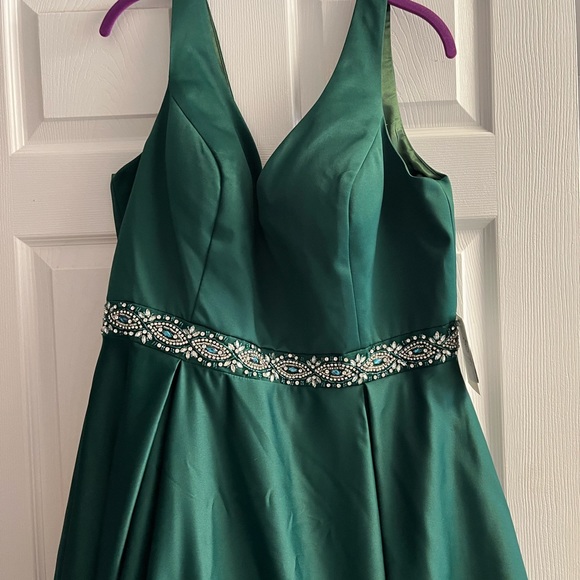 Beautiful prom dress - Picture 5 of 7